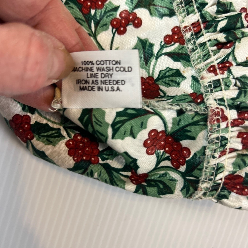 Longaberger Tea Basket Liner in Traditional Holly Pattern - Picture 4 of 10